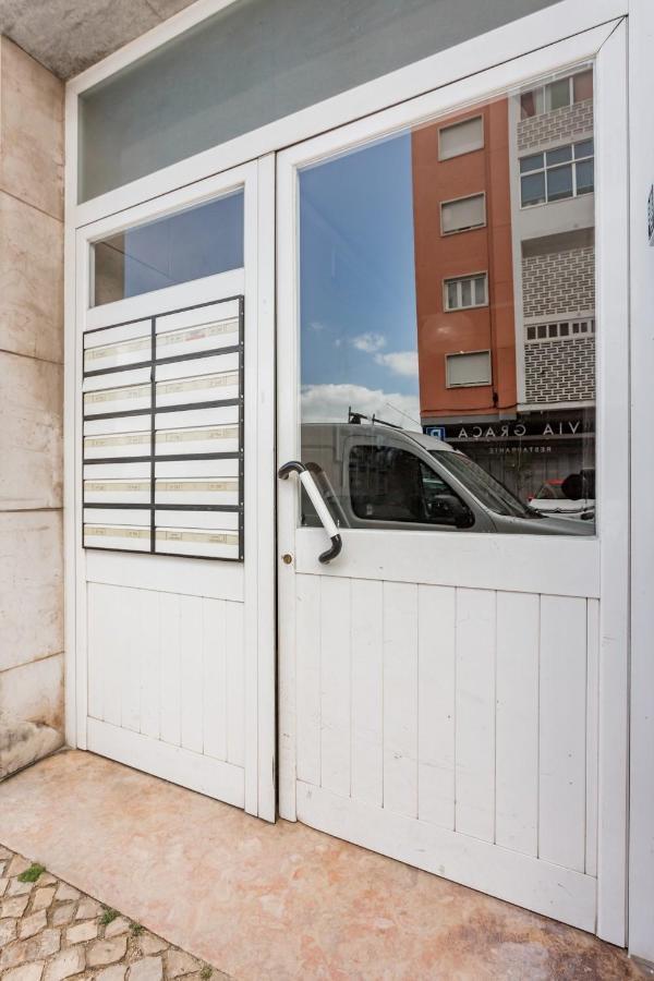 Stroll To Coffee Shops Near A Renovated Hillside Apartment In Graca ลิสบอน ภายนอก รูปภาพ