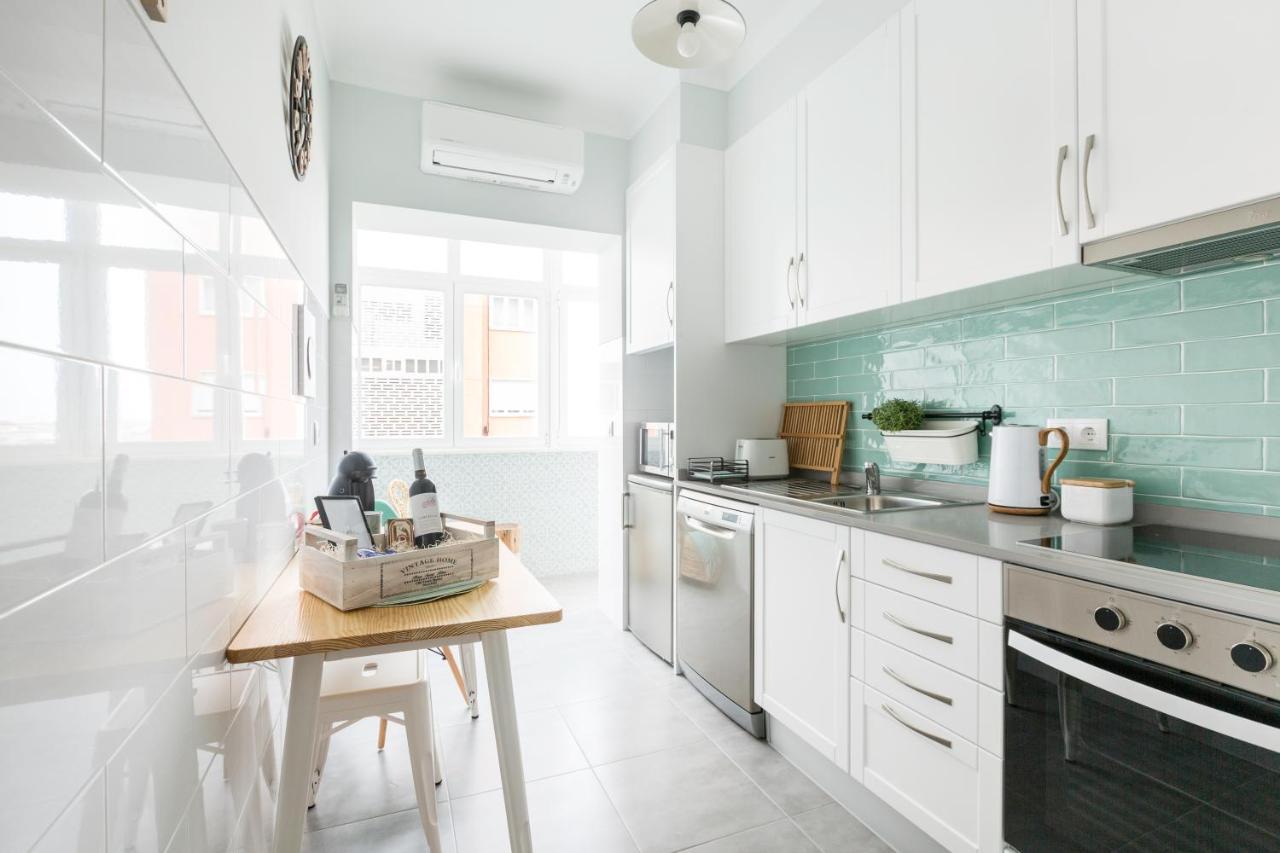 Stroll To Coffee Shops Near A Renovated Hillside Apartment In Graca ลิสบอน ภายนอก รูปภาพ