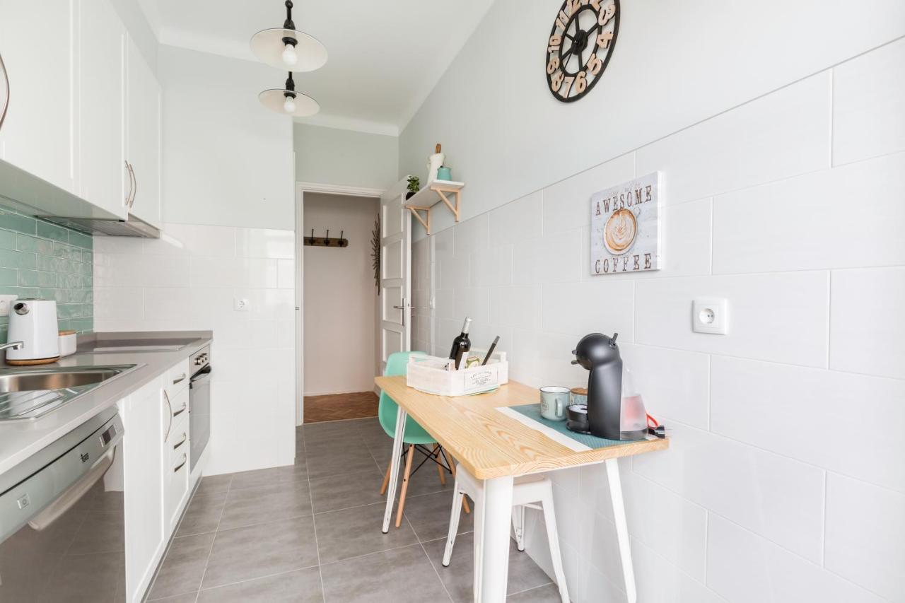 Stroll To Coffee Shops Near A Renovated Hillside Apartment In Graca ลิสบอน ภายนอก รูปภาพ