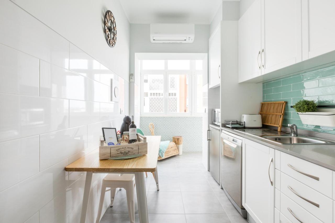 Stroll To Coffee Shops Near A Renovated Hillside Apartment In Graca ลิสบอน ภายนอก รูปภาพ