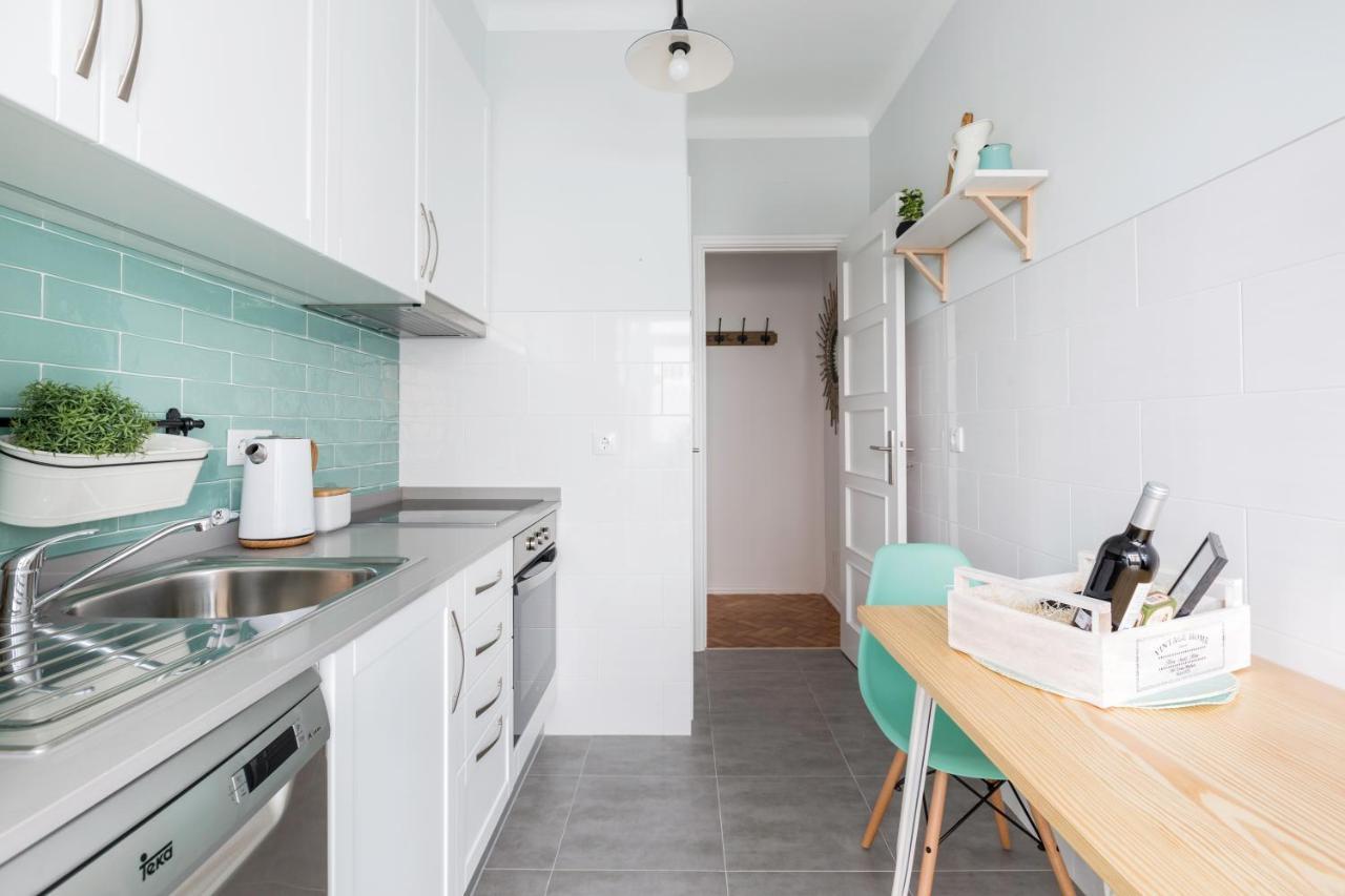 Stroll To Coffee Shops Near A Renovated Hillside Apartment In Graca ลิสบอน ภายนอก รูปภาพ