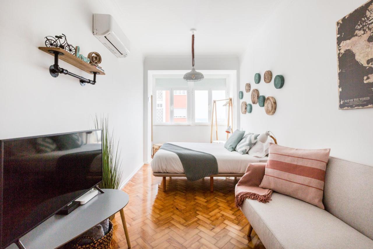 Stroll To Coffee Shops Near A Renovated Hillside Apartment In Graca ลิสบอน ภายนอก รูปภาพ