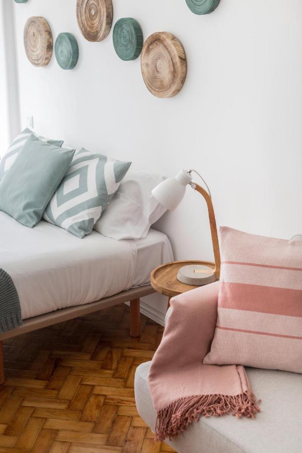 Stroll To Coffee Shops Near A Renovated Hillside Apartment In Graca ลิสบอน ภายนอก รูปภาพ